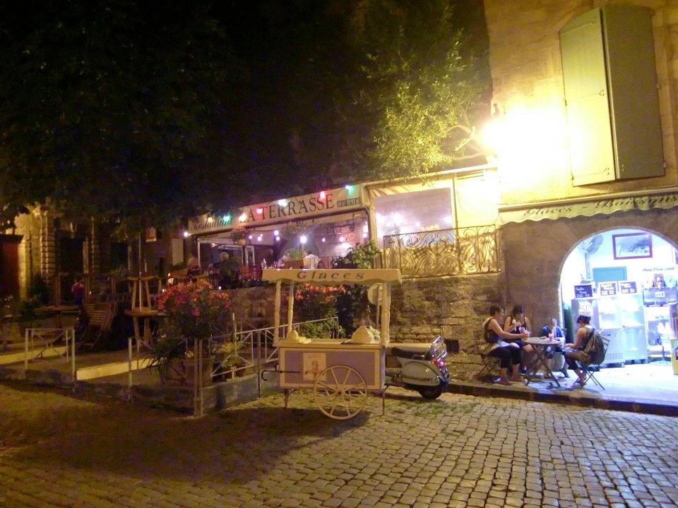 Sköna kvällspromenader i Pézenas. Under sommarmånaderna har de små  hantverksbutikerra (och även vi med  butiken "Trois Soeurs") öppet till midnatt, onsdag och fredag.